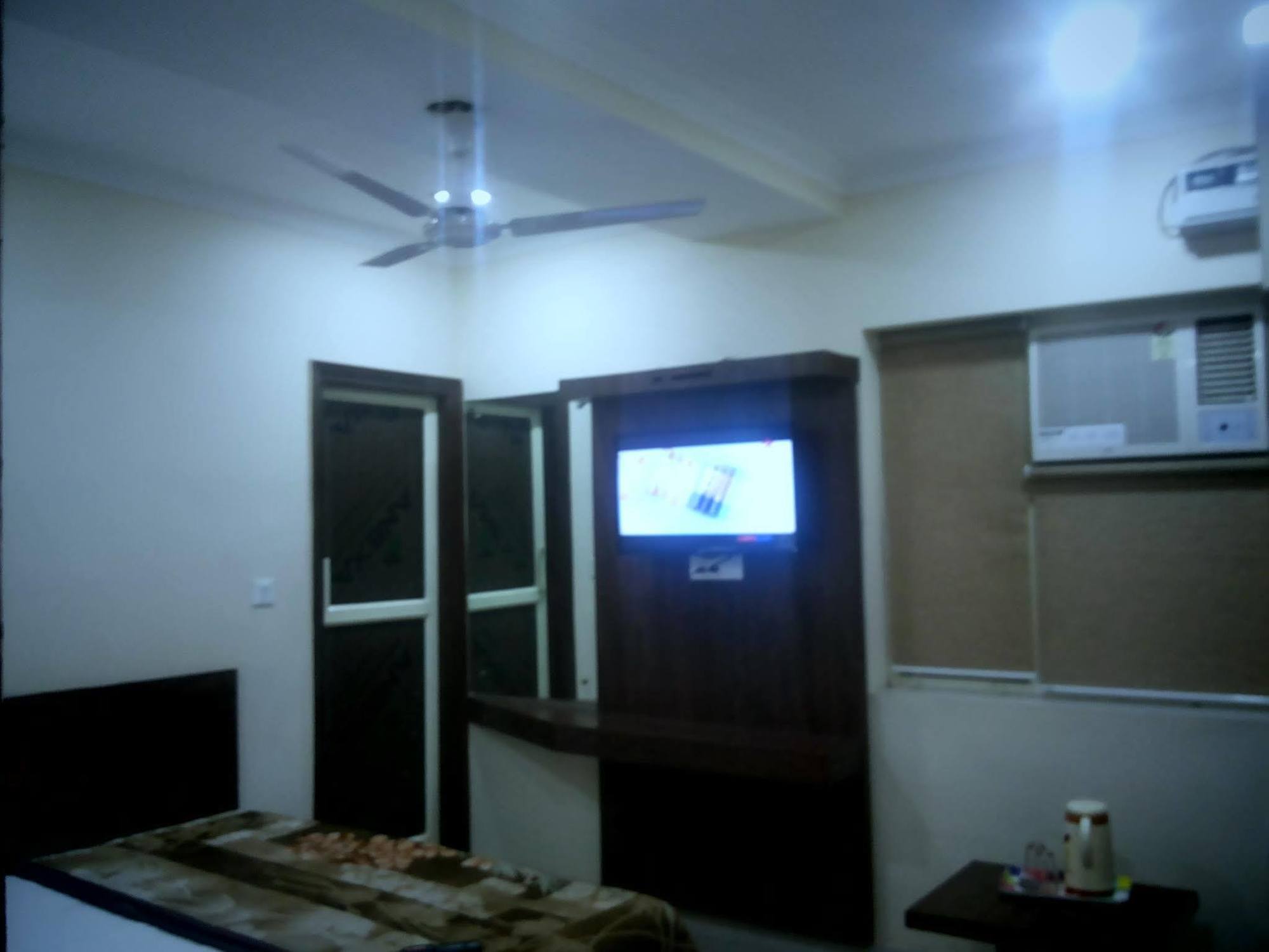 Hotel Pink City @ Opposite New Delhi Railway Station Paharganj Exterior foto